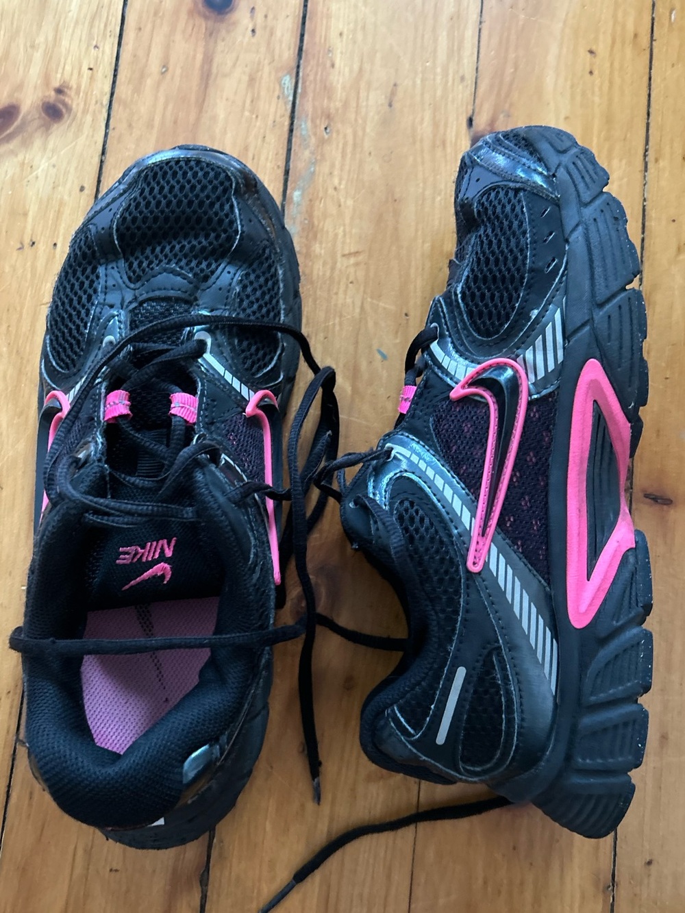 Nike V5 RNR in the black and pink 8.5 sneakers
